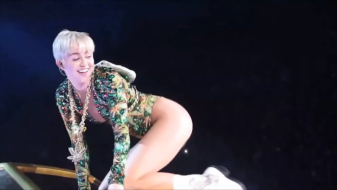 Duygusal Ve Erotik: Miley Cyrus'Un Sıcak Performansı