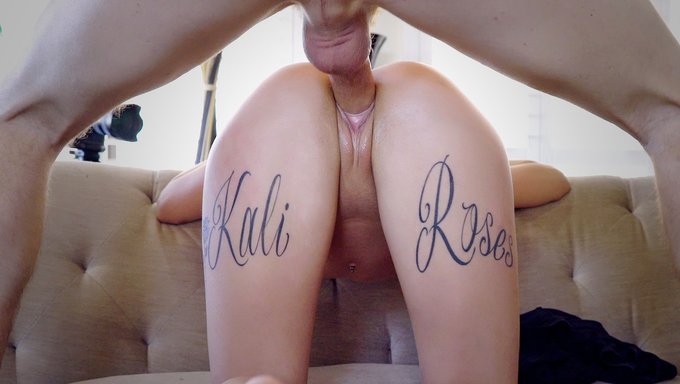 Sert Ve Hazır: Sarışın Bebek Kali Rose Creampied Alıyor