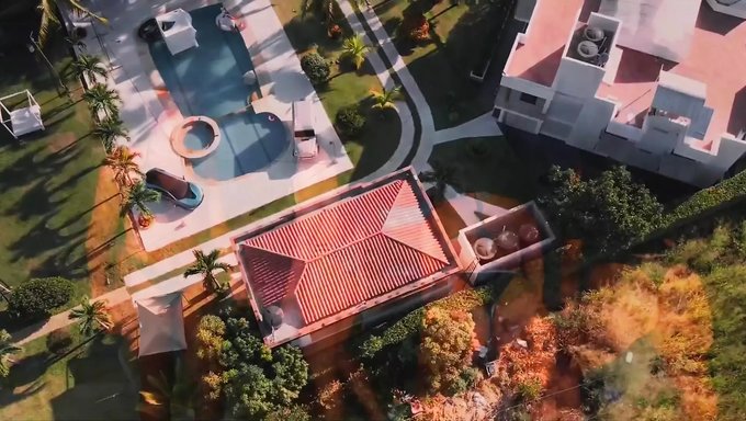 Paige Jenson'In Derin Boğaz Becerileri Açık Hava Orgisinde Sergileniyor