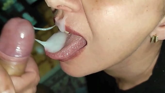 Göğüsleriyle Baş Döndüren Latin Milf, Ağzını Ve Yüzünü Dölle Kaplatıyor.