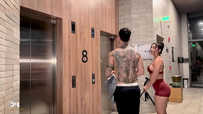 Spor Salonunda Spor Yaptıktan Sonra Güzel Bir Kızla Ateşli Seks.