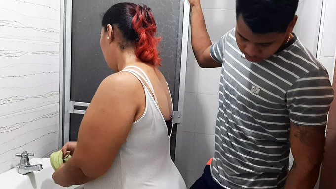 Sıcak Cunnilingus Eylemi Için Duşu Kesiyorum