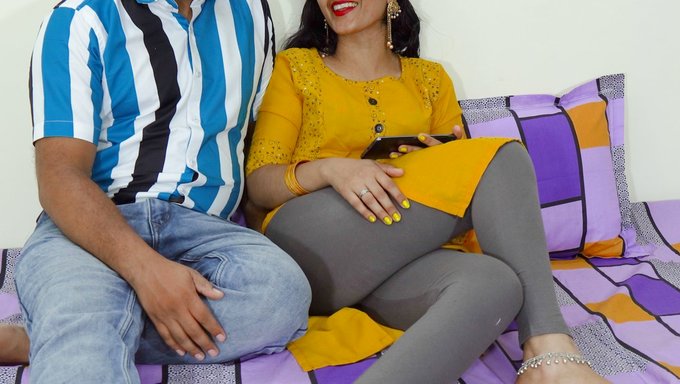 Göğüslü Hintli Kız Priya, Üvey Kardeşi Tarafından Götünden Sikişiyor