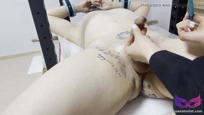 Asyalı Hanımefendi Kölesini Bağlama Ve Traşla Küçük Düşürüyor