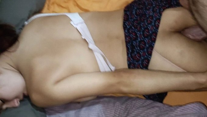 18 Yaşındaki Amatör, Arkadaşının Kız Arkadaşına Büyük Bir Yarakla Anal Seks Için Hazırlanmasına Yardımcı Oluyor