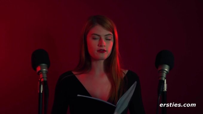 Amatör Videoda Lucy'Nin Baştan Çıkarıcı Sesi Ve Solo Oyunu