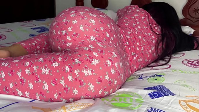Üvey Kızımın Pijama Içindeki Götünü Izlemeye Bağımlı Oldum – Sapık Üvey Babam Beni Götümden Sikmek Istiyor.