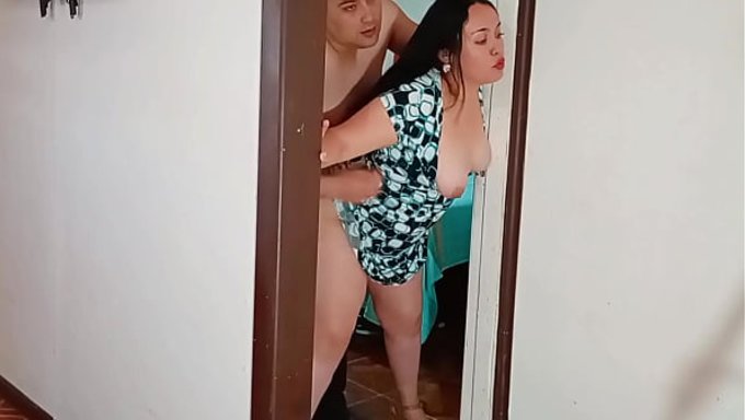 Milf, Kocasını Mutfakta Bir Adamla Aldatıyor.