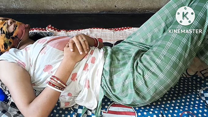 Desi Bhabhi, Genç Bir Cüceyle Mastürbasyon Yapıyor Ve Sert Sikişiyor