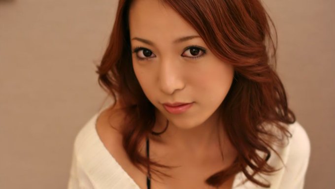Japon Ev Kadını Honoka Sakura, Bir Yabancıyla Tutkulu Bir Şekilde Oral Seks Yapıyor