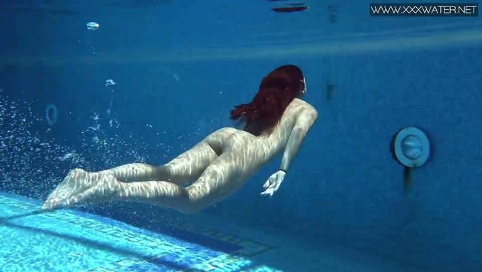 Diana Rius, Yüzme Havuzunda Muhteşem Varlıklarını Sergiliyor