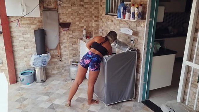 Komşumun Arka Bahçede Elbiselerini Yayan Ateşli Karısının Götünü Tıka Basa Doldurdum!