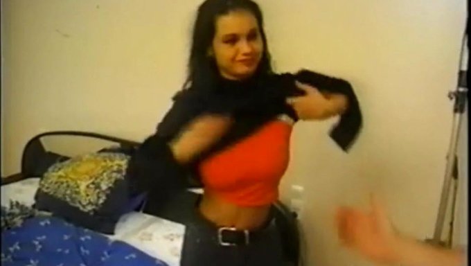 Büyük Göğüslü Milf Ile Ilk Kez Deneyim
