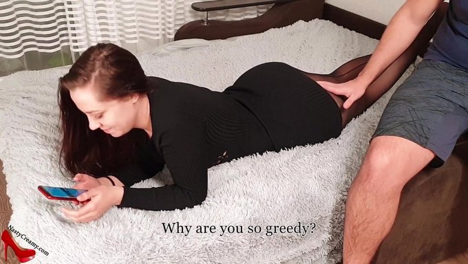 Büyük Göğüslü Amatör, Amını Genişletiyor Ve Sikişiyor