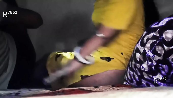 Hintli Çiftin Amatör Ev Yapımı Videosu: Am Yalatan Karısı