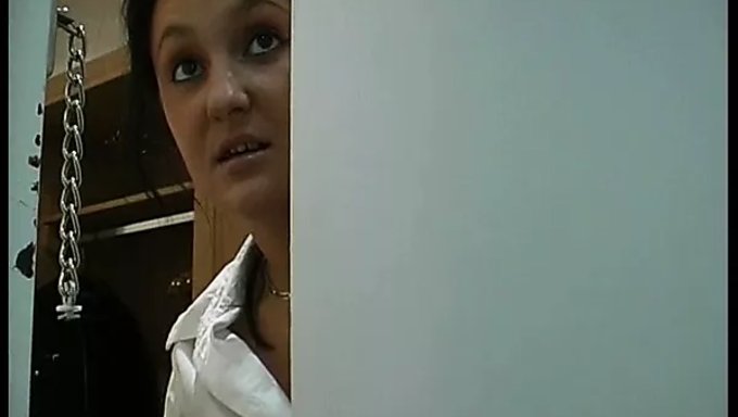 Olgun Kadın Genç Bir Erkekten Sıkı Bir Amcık Sikişi Alıyor