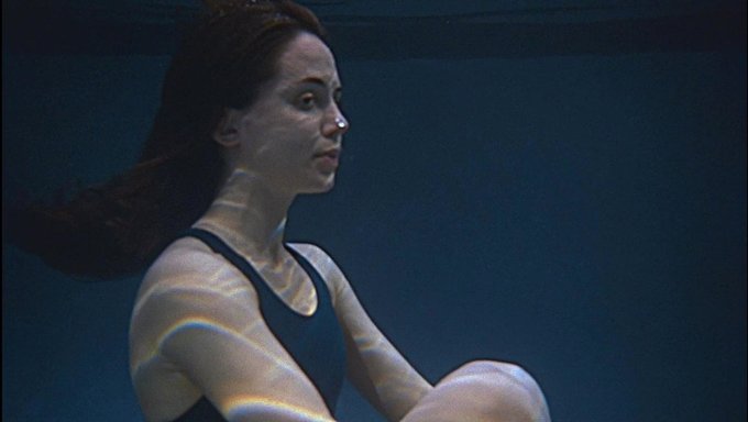 Çıplak Eliza Dushku Sıcak Bir Duş Sahnesinde