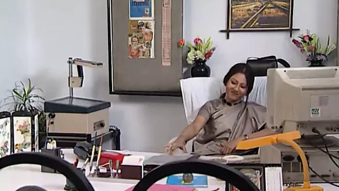 Sıcak Bir Saree Giyen Hintli Milf