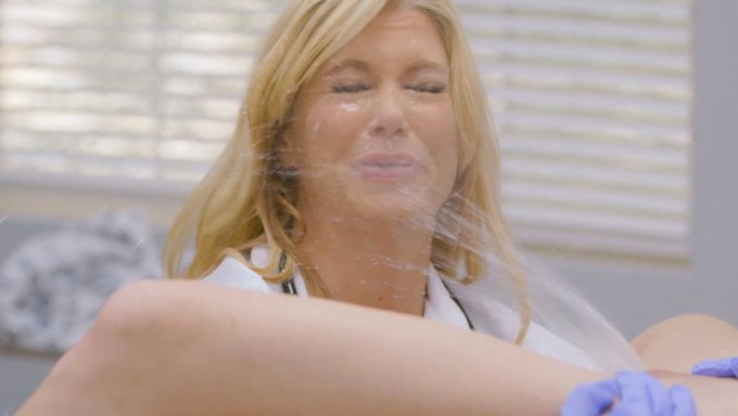 Genç Squirting: Dr. Siren'In Teşhisi