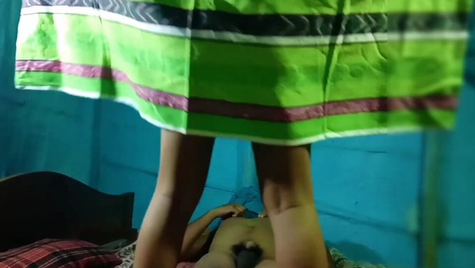 Sıcak Bir Eş, Adamını El Işiyle Tatmin Ediyor Ve Ardından Devralıyor