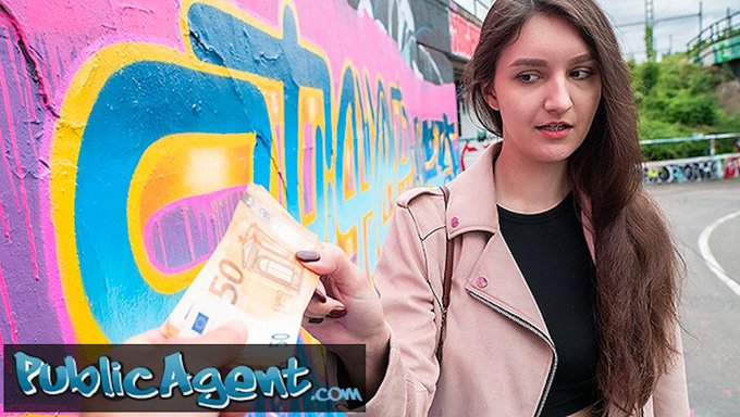 Çek Öğrenci, Halka Açık Alanda Büyük Bir Yarrağın Tadını Çıkarıyor