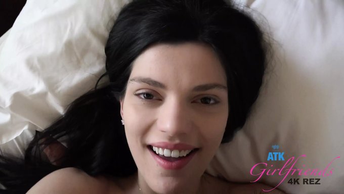 Sadie Sert Bir Şekilde Keyif Alıyor