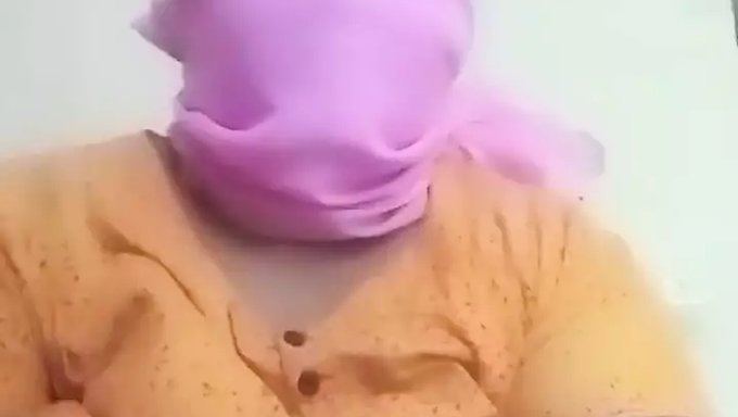 Hint Kadını Parmaklarken Büyük Doğal Göğüsleri Sallanıyor