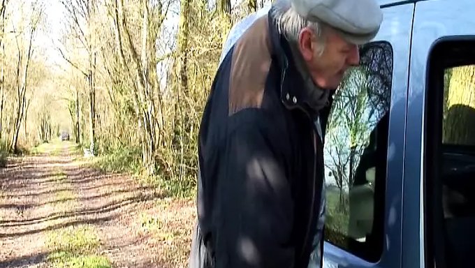 Fransız Bebek, Erkek Arkadaşı Izlerken Olgun Bir Adama Sakso Çekiyor