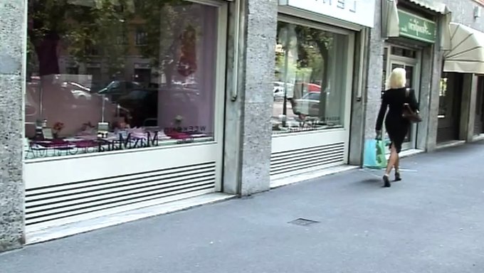 Bu Retro Porno Videosunda Gölge Büyük Bir Yarakla Başa Çıkıyor