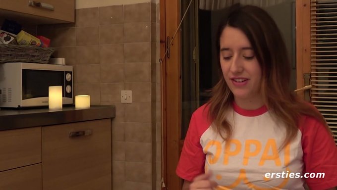 Susie'Nin Ilk Solo Sahnesi: Ayak Parmağıyla Yapılan Duyusal Bir Ayak Ve Vajina Masajı