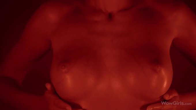 Sonya Blaze, Mükemmel Göğüslü Güzel Bir Model Ve Bu Videoda Yalnız.