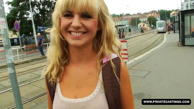 Güzel Kız Bella, Bir Casting Oturumunda Derin Boğaz Pov Sikişi Alıyor.
