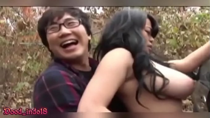 Saori, Doğal Büyük Varlıkları Olan Sokak Genci, Halkın Dikkatini Çekiyor.