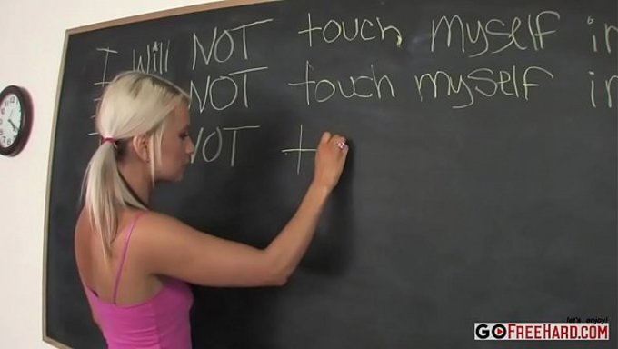 Barbie Addison Iyi Bir Öğrenci Ama Öğretmeni Yalamayı Ve Sikişmeyi Seviyor.