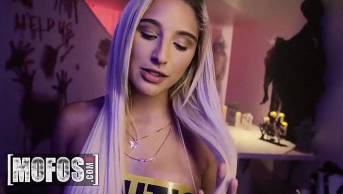 Abella Danger, Ateşli Bir Cadılar Bayramı Sahnesinde Derin Ve Sert Alıyor.