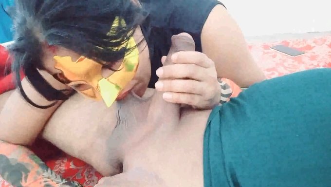 Hintli Genç, Büyük Bir Yarak Tarafından Sıkı Amını Genişletiyor
