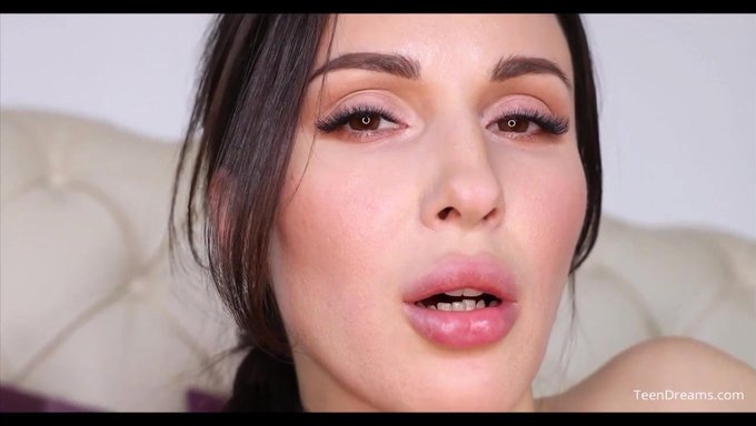 Genç Lilu Moon, Mastürbasyon Yapmak Için Sihirli Değnek Kullanıyor