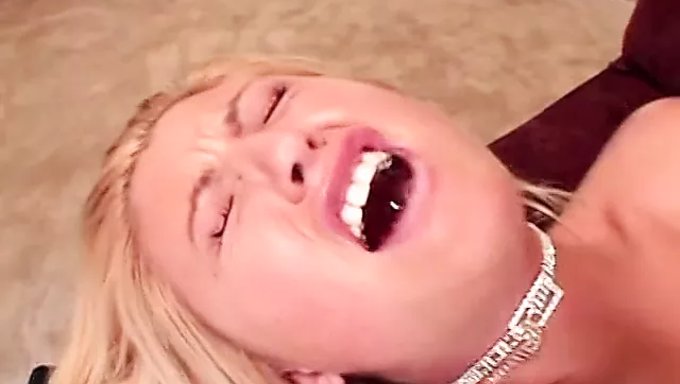 Amerikalı Kız Bu Acımasız Sakso Videosunda Iki Dildo Ile Aynı Anda Başa Çıkıyor