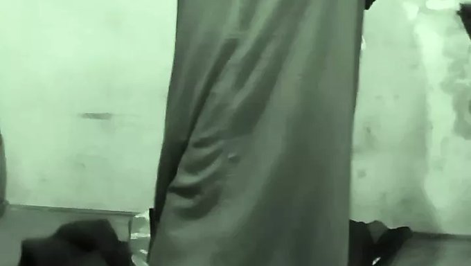 Yerli Teyze Sari'Yi Göğüs Oyunuyla Ortaya Çıkarıyor