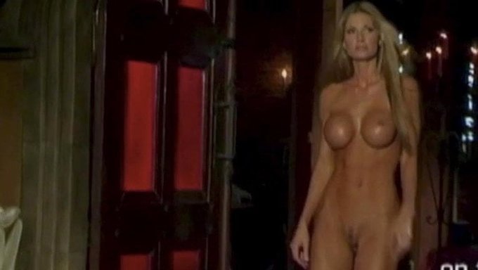 Büyük Göğüslü Amerikan Mature Striptiz Yaptı