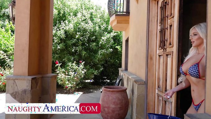 Esmer Mandy Waters' Siyah Erkek Striptizci Ile Tutkulu Bir Ilişkisi Var