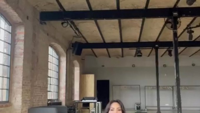 Küçük Göğüslü Güzel Kadın, Vibratörle Selfie Çekiyor Ve Bu Pov Videosunda Vajinasını Gösteriyor.