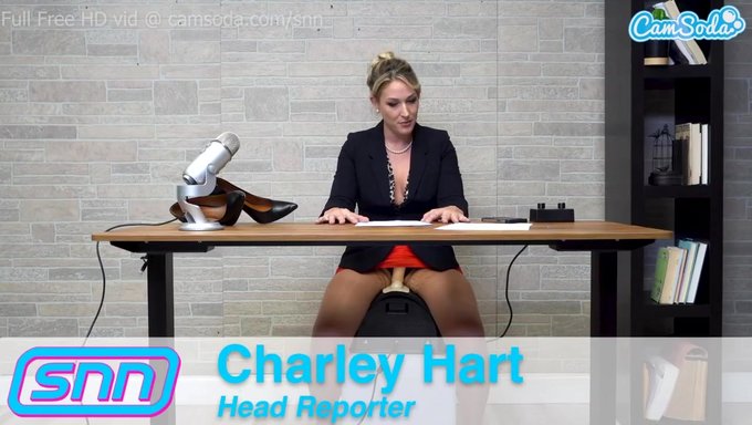Çıplak Haber Muhabirinin Camsoda'Daki Sıcak Sybian Seks Oyuncağı Incelemesi