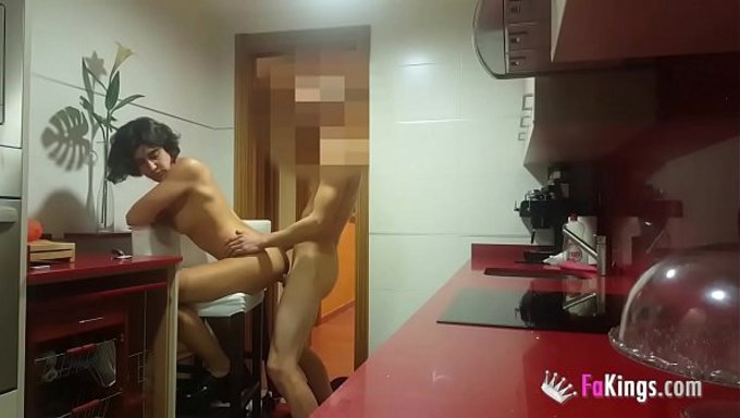 Kiki Eve Silver, Işteki Hizmetçi, Patronunu Ateşli Bir Sahnede Baştan Çıkarıyor.