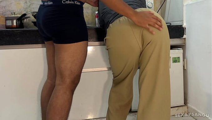 Bir Adam Üvey Annesini Mutfakta Sikip Götüne Boşaldı.