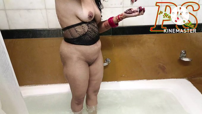 Sneha'Nın Oyunbaz Banyo Zamanı Maskaralıkları Bollywood'Un Melodilerine Ayarlandı