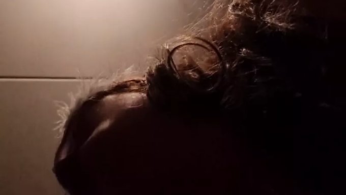 Büyük Doğal Göğüsler Ve Meme Uçları Bu Sıcak Cowgirl Pozisyonunda Antrenman Yapıyor