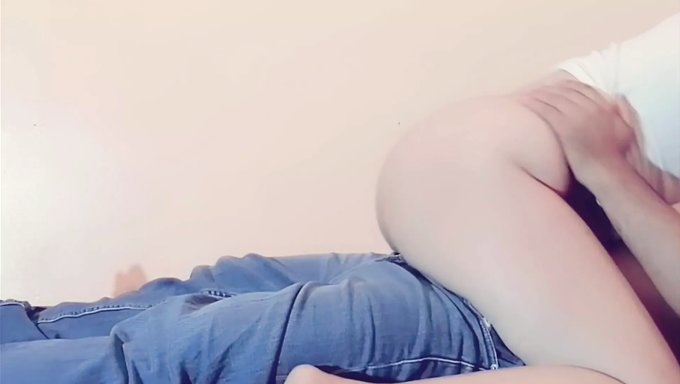 18+ Arap Genç Kızın Amı Sikişiyor
