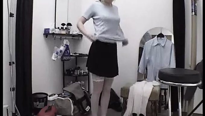 Göğüslü Milf Dana, Bir Penis Ve Popo Sikişi Alıyor