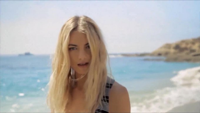 Bikini Giymiş Amanda'Nın En Iyi Model Performansı
